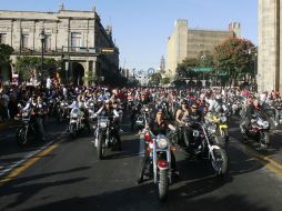 El desfile se llevó a cabo con motivo del día del motocilcista A. GARCÍA  /