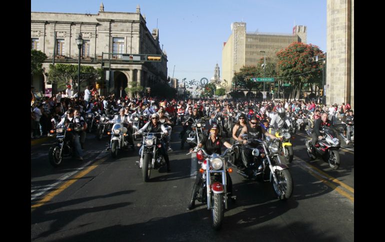 El desfile se llevó a cabo con motivo del día del motocilcista A. GARCÍA  /