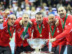 Viktor Troick, Novak Djokovic, Bogdan Obradovic, Nenad Zimonjic y Janko Tipsarevic celebran la primera Copa Davis para Serbia. AP  /