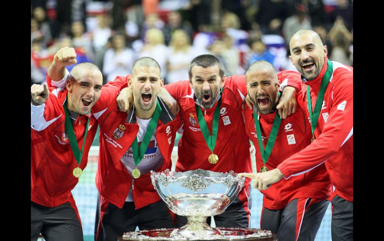 Viktor Troick, Novak Djokovic, Bogdan Obradovic, Nenad Zimonjic y Janko Tipsarevic celebran la primera Copa Davis para Serbia. AP  /