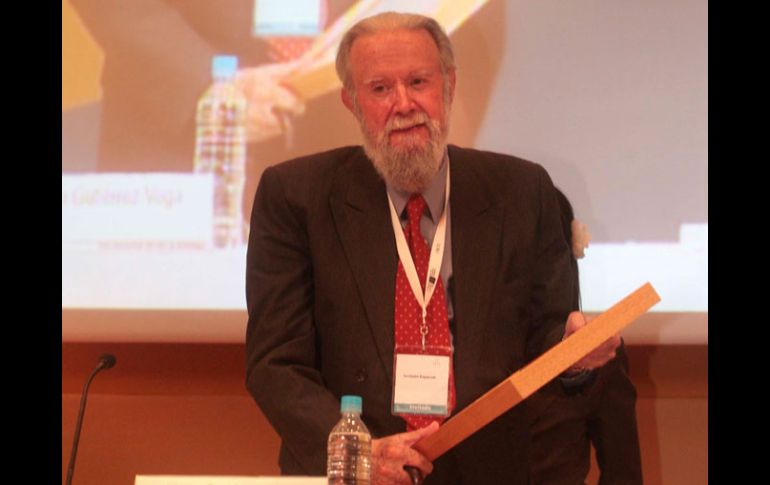 Hugo Gutiérrez Vega recibió ayer el Homenaje Nacional de Periodismo Cultural. S. NÚÑEZ  /