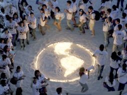 Miembros de organizaciones de activistas realizan manifestaciones en exigencia de acciones contra el cambio climático en Cancún. AP  /