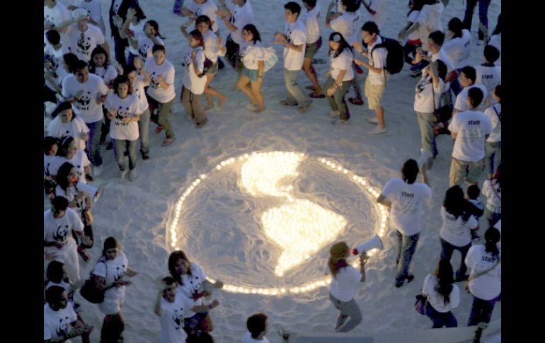 Miembros de organizaciones de activistas realizan manifestaciones en exigencia de acciones contra el cambio climático en Cancún. AP  /