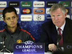 Javier Hernández estuvo presente en la rueda de prensa junto a su entrenador,  Alex Ferguson. AP  /