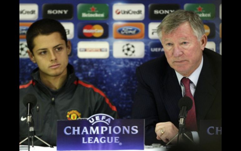 Javier Hernández estuvo presente en la rueda de prensa junto a su entrenador,  Alex Ferguson. AP  /