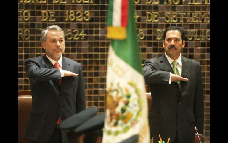 A la sesión solemne, asistió el gobernador del Estado, Emilio González (izq), y el diputado Jesús Casillas. A. CAMACHO  /