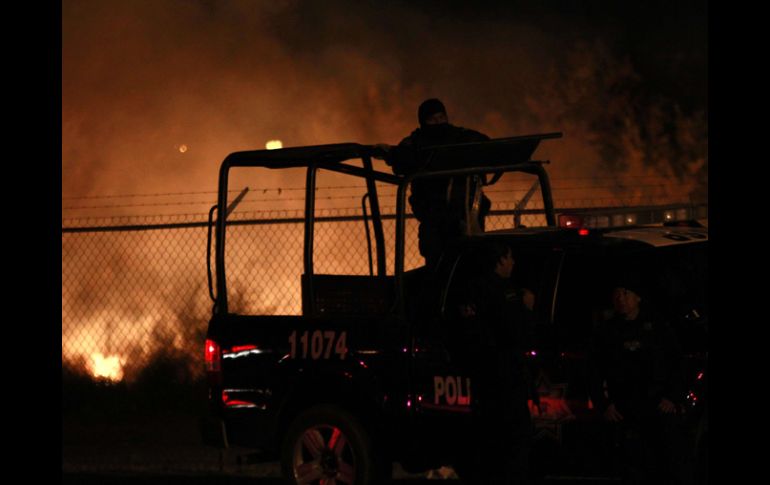 La granada que los atacantes lanzaron a la escolta que llevaba al secuestrador, provocó un pequeño incendio. AP  /