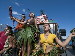 Ambientalistas marchan pacíficamente por las calles de Cancún rumbo a la sede de la cumbre. AFP  /