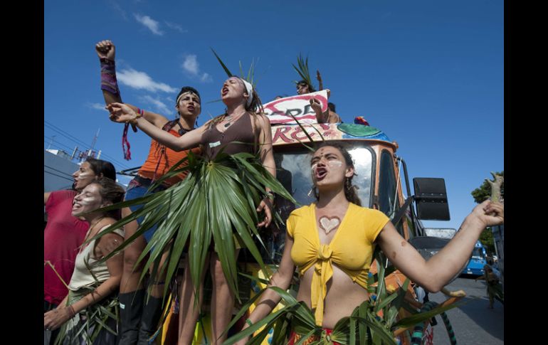 Ambientalistas marchan pacíficamente por las calles de Cancún rumbo a la sede de la cumbre. AFP  /