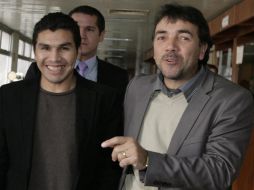 Salvador Cabañas se mostraba muy contento junto a su ex mánagér José María González (der). REUTERS  /