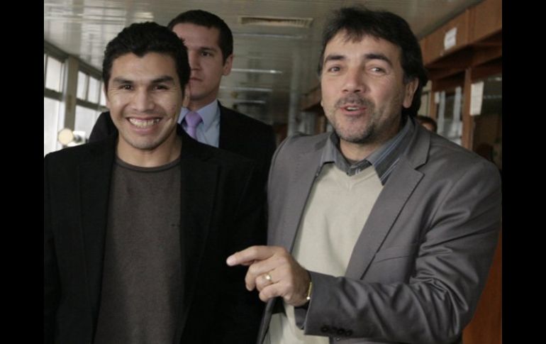 Salvador Cabañas se mostraba muy contento junto a su ex mánagér José María González (der). REUTERS  /