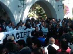 Aspecto de los manifestantes de la UdeG, que acudieron a Casa Jalisco esta mañana. R. ZAPATA  /