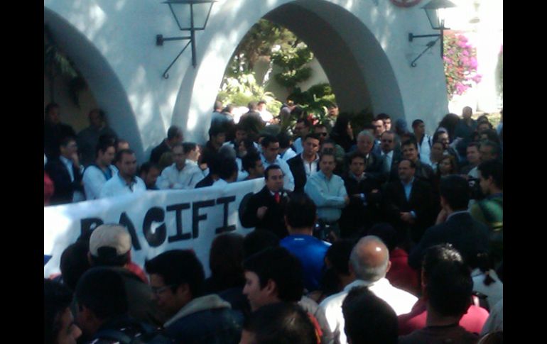 Aspecto de los manifestantes de la UdeG, que acudieron a Casa Jalisco esta mañana. R. ZAPATA  /