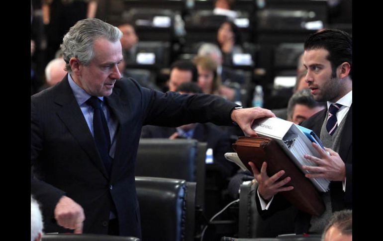 El panista Santiago Creel durante la sesión ordinaria en el Senado en la que se discutió la ley antimonopolios. EL UNIVERSAL  /