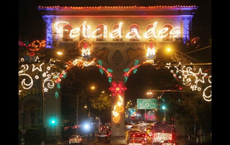 Los Arcos de Guadalajara, que lucen uno de los adornos iluminados más espectaculares. A. CAMACHO  /