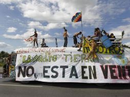 Activistas ambientales de organizaciones diferentes cabalgan un camión con una bandera. REUTERS  /