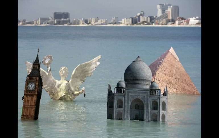 Activistas de Greenpeace se manifiestan en Cancún en exigencia de acciones concretas contra el cambio climático. REUTERS  /