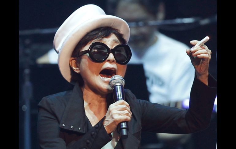 Yoko Ono en vivo en el estadio Nippon Budokan de Tokio. AP  /