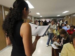 La escritora mexicana fomenta el hábito de la lectura entre profesionales. ESPECIAL  /