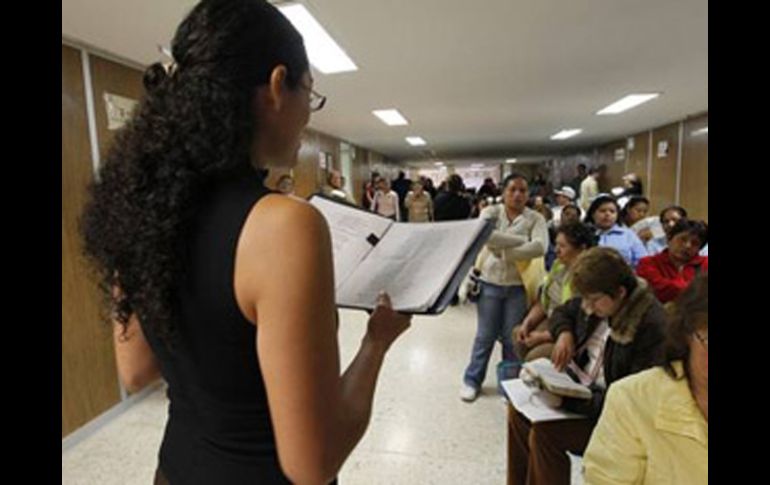 La escritora mexicana fomenta el hábito de la lectura entre profesionales. ESPECIAL  /