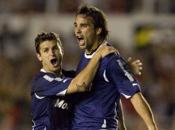 Facundo Parra (d) celebra con su compañero Nicolás Martínez (i) después de anotar un gol ante Goiás. EFE  /