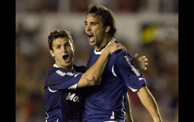 Facundo Parra (d) celebra con su compañero Nicolás Martínez (i) después de anotar un gol ante Goiás. EFE  /