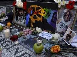 Tarjetas, velas y fotografías fueron colocadas por cientos de personas en Strawberry Fields, para recordar al ex Beatle.REUTERS  /