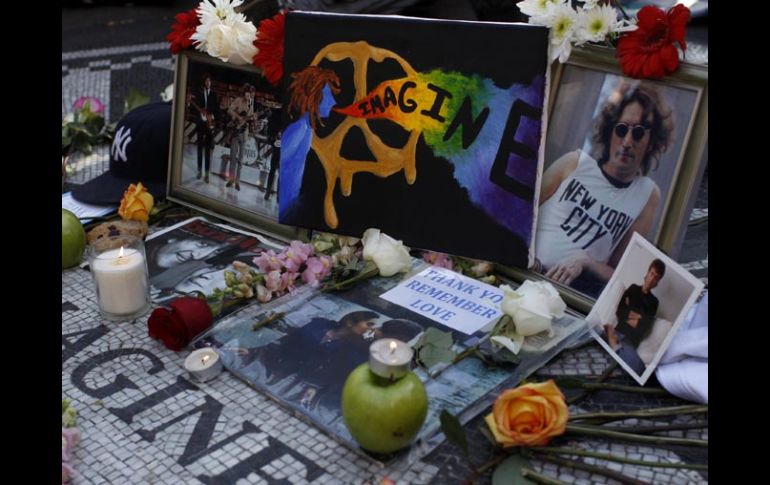 Tarjetas, velas y fotografías fueron colocadas por cientos de personas en Strawberry Fields, para recordar al ex Beatle.REUTERS  /