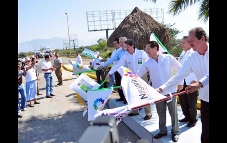 Con dos eventos, se reinauguró y puso en servicio el Puente Ameca. NTX  /