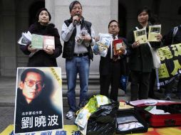 Los legisladores partidarios de la democracia manifiestan su apoyo a Lian Xiaobo por su reconocimiento. AP  /