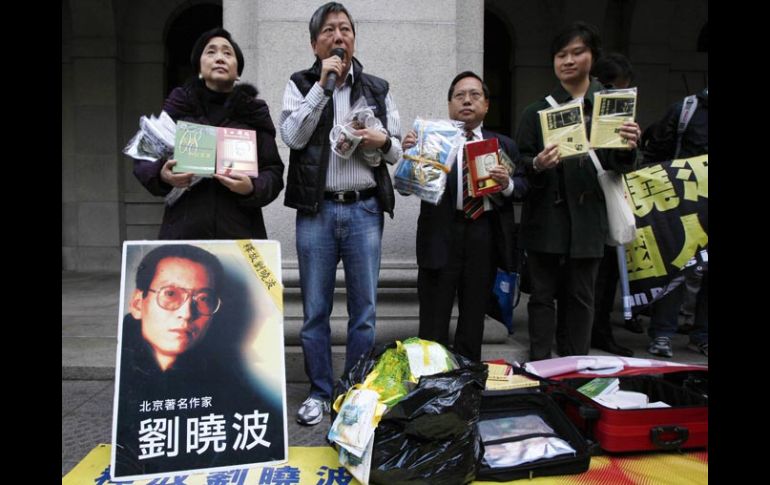 Los legisladores partidarios de la democracia manifiestan su apoyo a Lian Xiaobo por su reconocimiento. AP  /