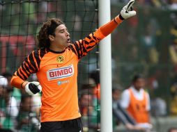 Guillermo Ochoa podría dejar al América y jugar junto a su compatriota Carlos Salcido. MEXSPORT  /