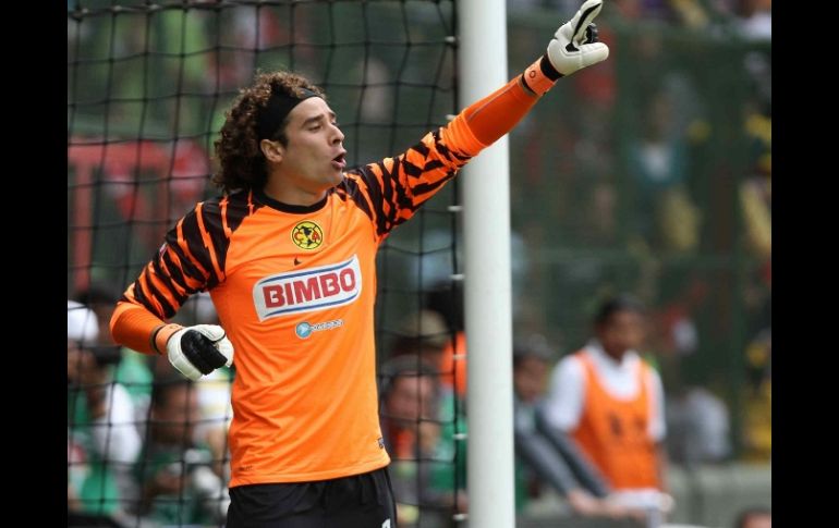 Guillermo Ochoa podría dejar al América y jugar junto a su compatriota Carlos Salcido. MEXSPORT  /