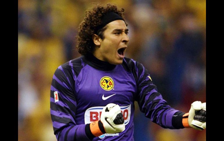 Guillermo Ochoa aprobó los exámenes médicos y físicos por parte del Fulham. MEXSPORT  /