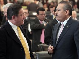 Carlos Navarrete (der.) y Manlio Fabio Beltrones, durante la sesión de hoy del Senado. EL UNIVERSAL  /