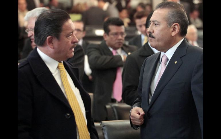 Carlos Navarrete (der.) y Manlio Fabio Beltrones, durante la sesión de hoy del Senado. EL UNIVERSAL  /