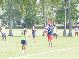 Jugadores de Chivas escuchan las indicaciones de su entrenador, José Luis Real, durante la práctica de ayer en Manzanillo. A. RAMIREZ  /