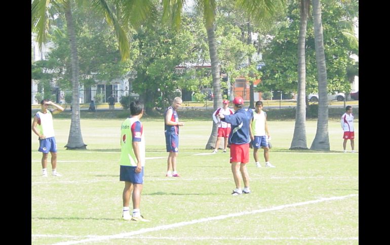 Jugadores de Chivas escuchan las indicaciones de su entrenador, José Luis Real, durante la práctica de ayer en Manzanillo. A. RAMIREZ  /