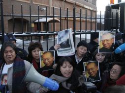 Personas se manifiestaron hoy afuera de la Embajada china en la capital noruega para pedir la liberación de Liu Xiaobo. AP  /