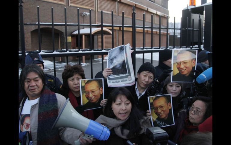 Personas se manifiestaron hoy afuera de la Embajada china en la capital noruega para pedir la liberación de Liu Xiaobo. AP  /