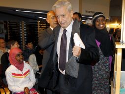 El escritor peruano visitó la escuela de Rinkebya, en Estocolmo. EFE  /