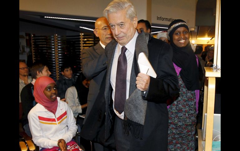 El escritor peruano visitó la escuela de Rinkebya, en Estocolmo. EFE  /