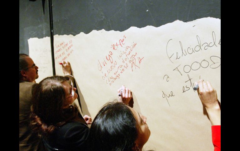 Los asistentes escribieron mensajes en las paredes de la parte trasera del teatro.E. BARRERA  /