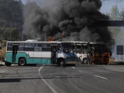 El grupo delictivo bloqueó el acceso a Morelia con autobuses en llamas. NTX  /