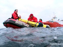 Se aprecia a unos investigadores subiendo a un bote al 'Caballero Escarlata', nombre con que se conoce al primer robot submarino. EFE  /