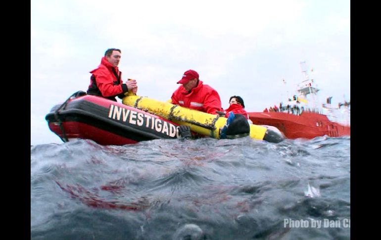 Se aprecia a unos investigadores subiendo a un bote al 'Caballero Escarlata', nombre con que se conoce al primer robot submarino. EFE  /