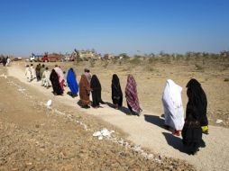 Familias huyen de sus aldeas en la zona fronteriza paquistaní debido a las operaciones de represión del ejército contra al-Qaeda. AP  /