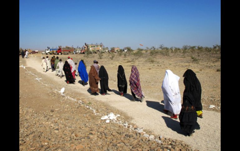 Familias huyen de sus aldeas en la zona fronteriza paquistaní debido a las operaciones de represión del ejército contra al-Qaeda. AP  /