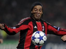 Ronaldinho quiere recuperar su lugar como titular del Milán. AFP  /