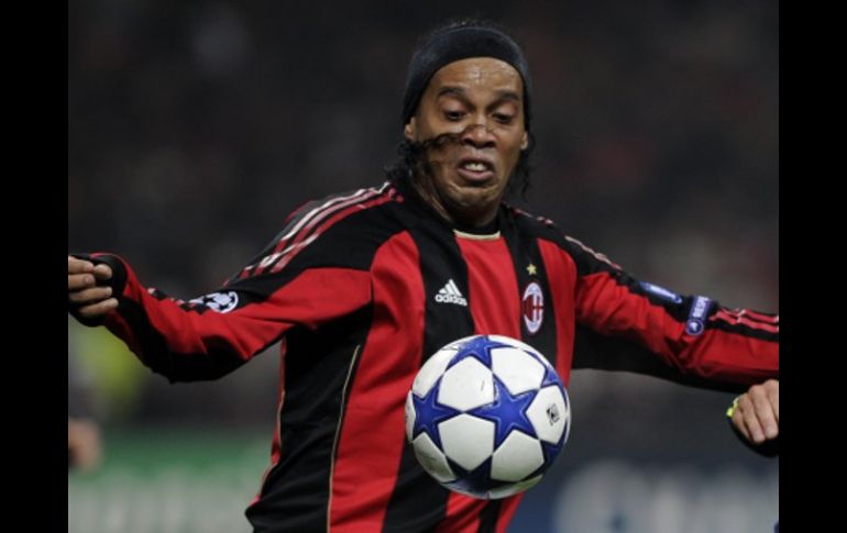 Ronaldinho quiere recuperar su lugar como titular del Milán. AFP  /